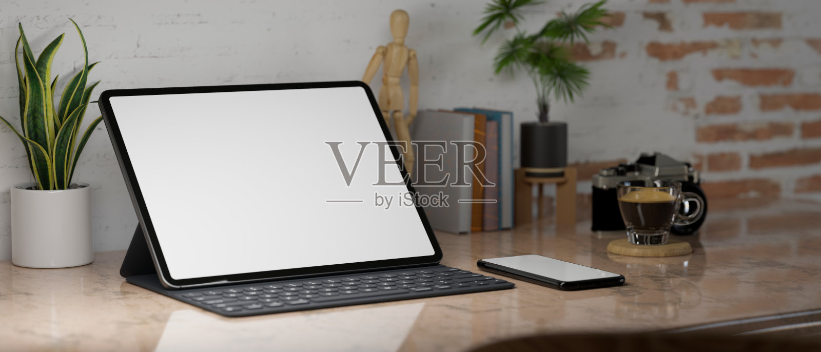 近距离现代阁楼复古工作区与数字平板模型,砖墙照片摄影图片