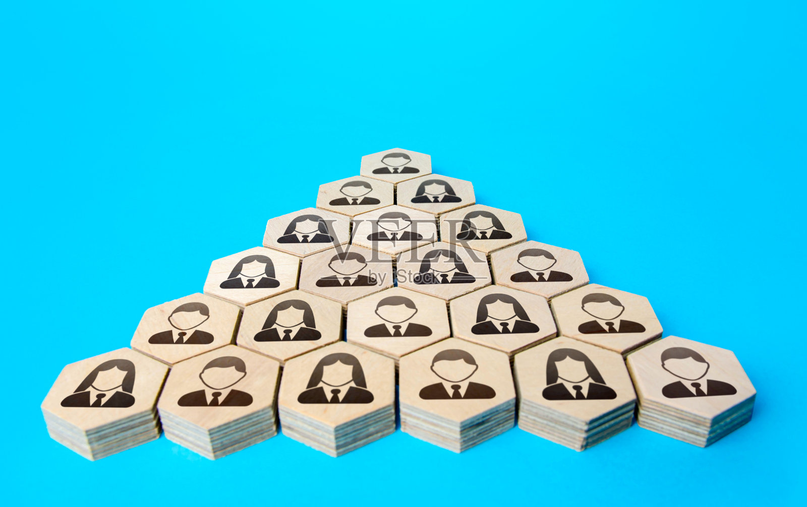 公司员工处于金字塔的等级结构中。组织管理的经典形式。人事管理。人力资源、猎头。企业文化。可靠的企业结构。照片摄影图片