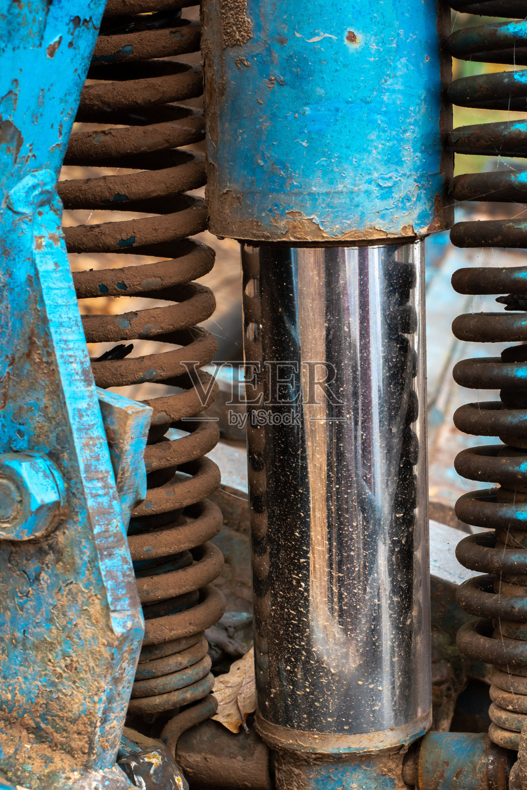 一个带螺旋弹簧的旧液压缸照片摄影图片