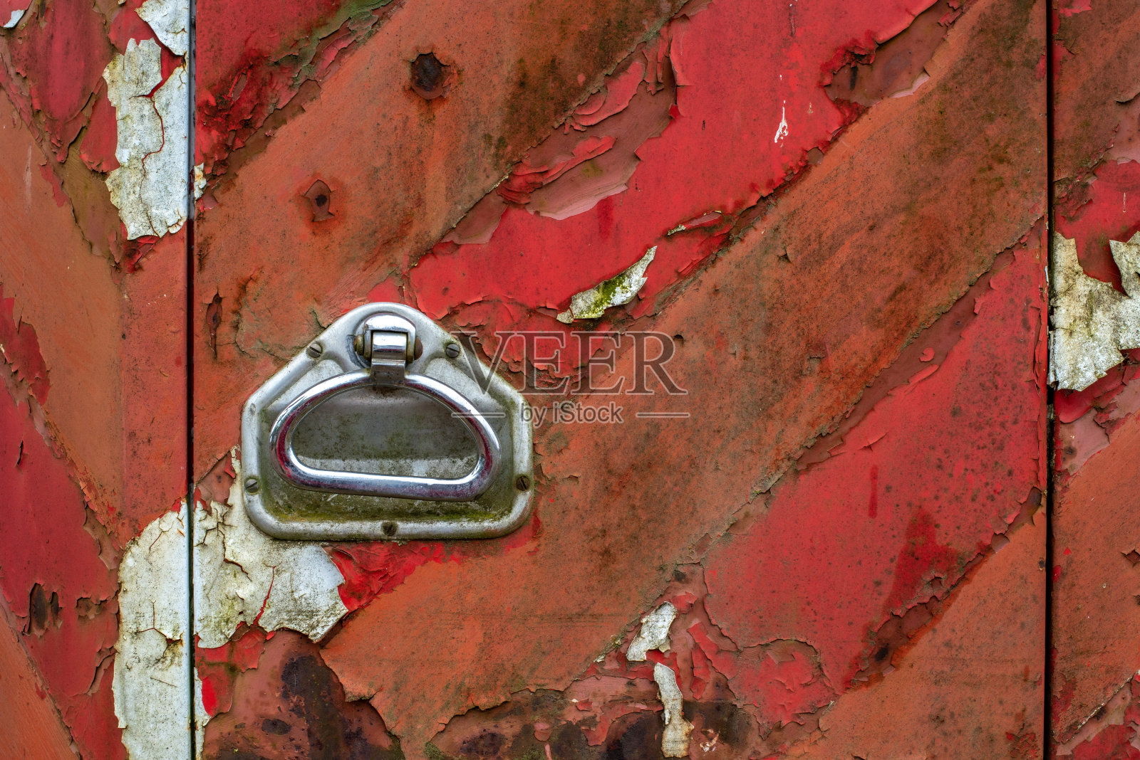 红色生锈的金属门,镀铬把手照片摄影图片