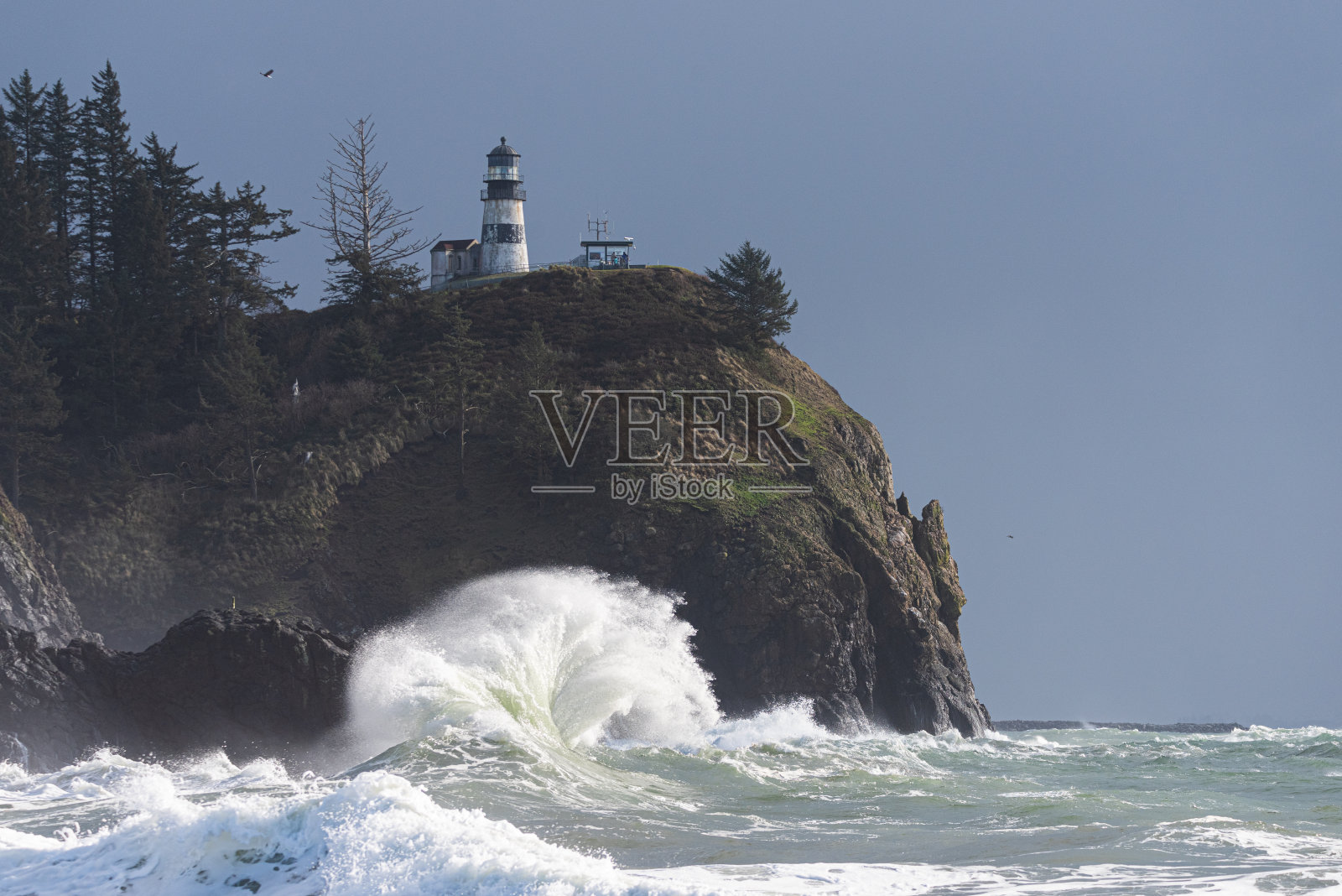 华盛顿海岸的灯塔和海浪的美丽海景照片摄影图片