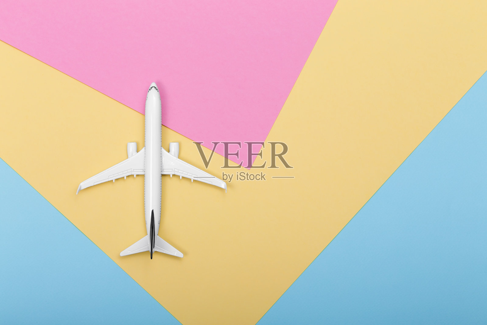 彩色纸背景上的白色空白客机模型照片摄影图片