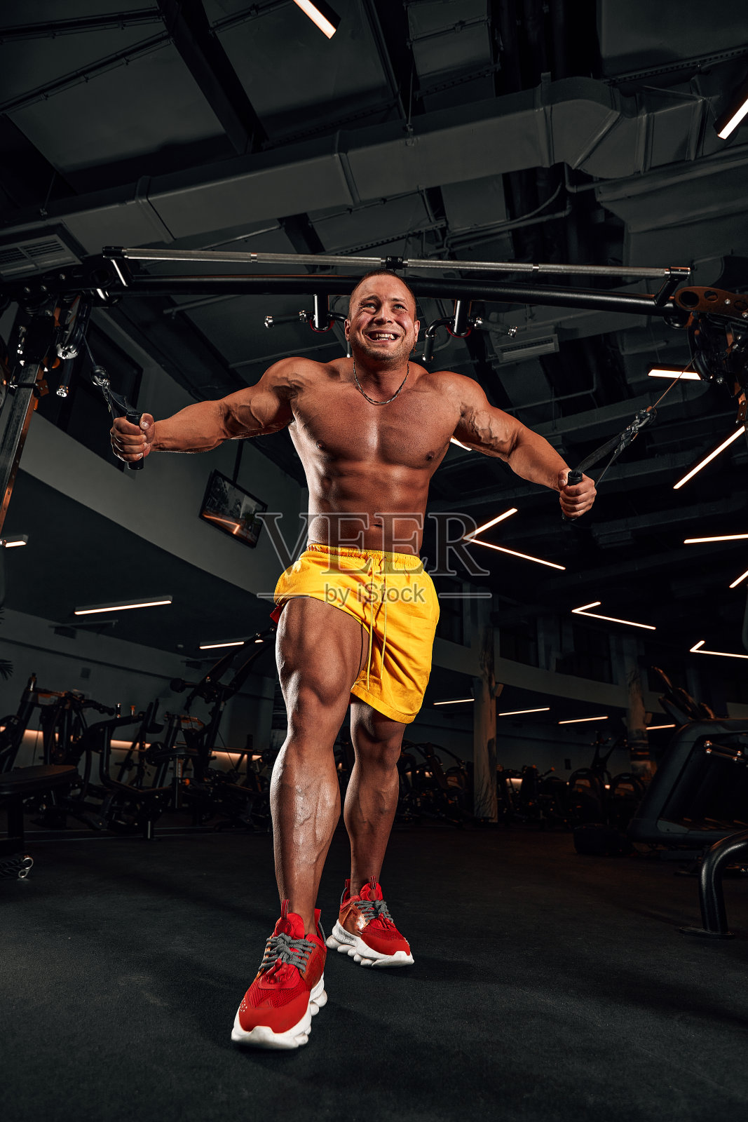 秃头野蛮的性感强壮的健美运动员健身男人抽腹肌锻炼健美概念背景照片摄影图片