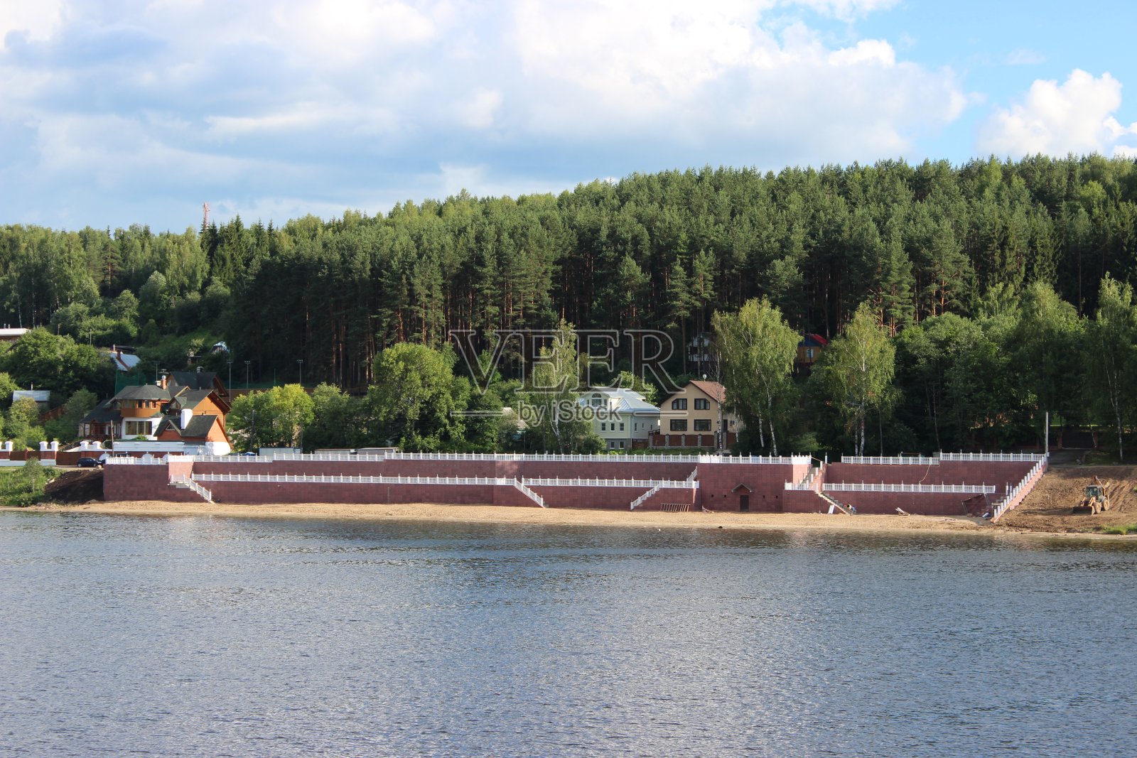 伏尔加河在夏天-附近的城市普勒斯,从船上看照片摄影图片