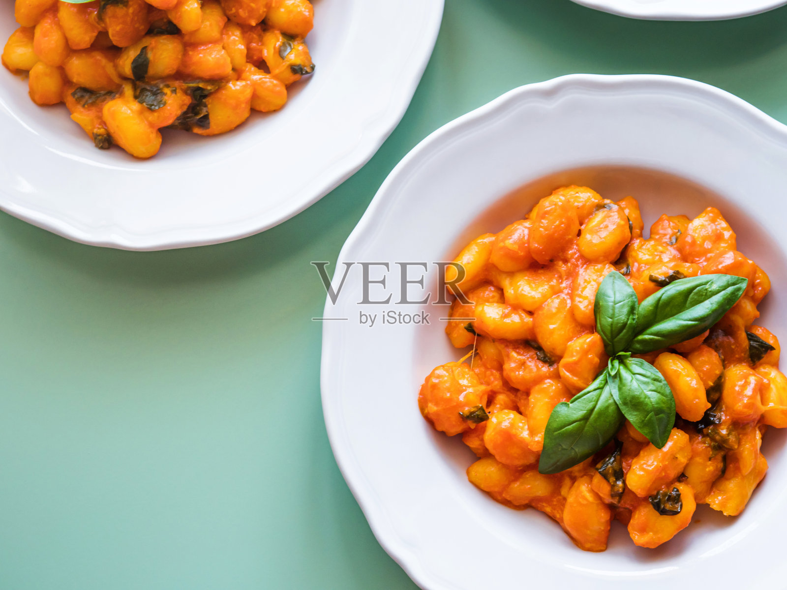 意大利马铃薯汤团,配蕃茄酱和马苏里拉奶酪照片摄影图片