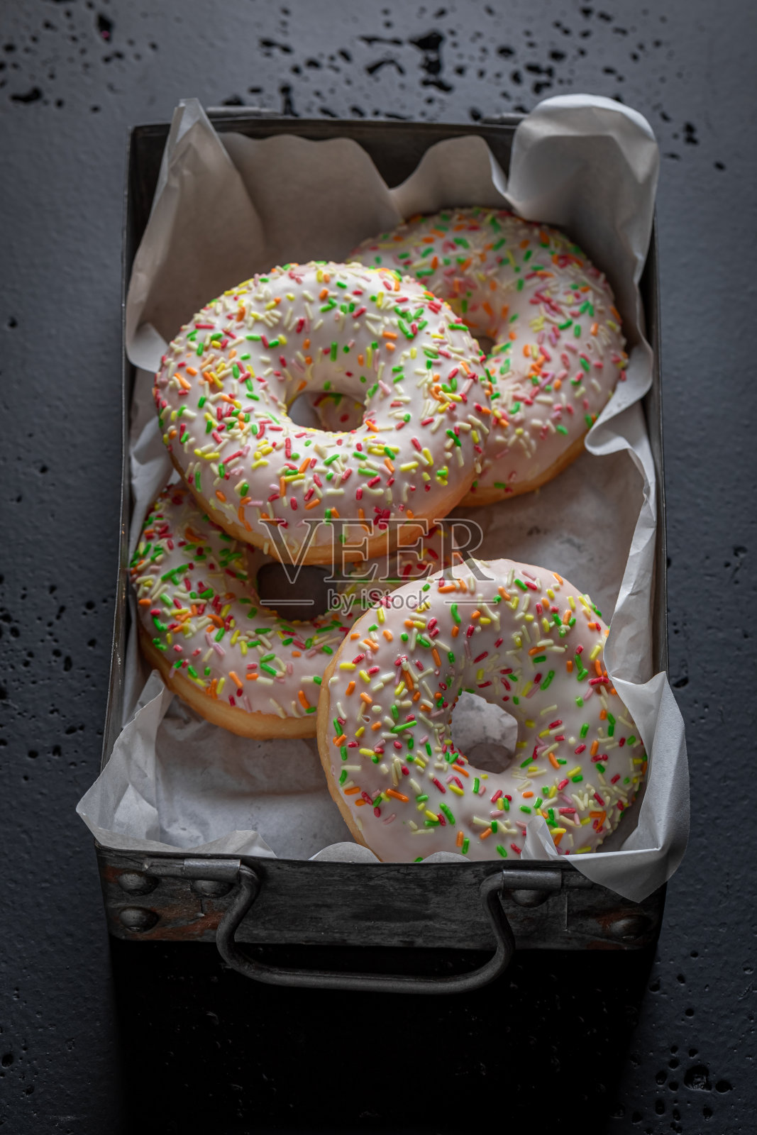 自制美味的白甜甜圈新鲜出炉照片摄影图片