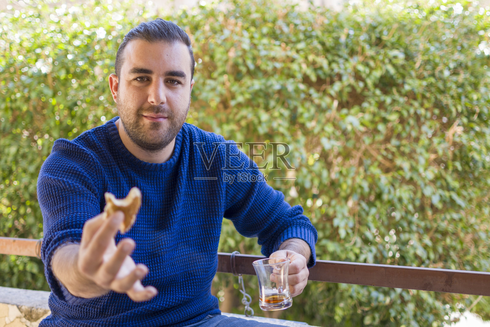 一个年轻人在吃百吉饼照片摄影图片