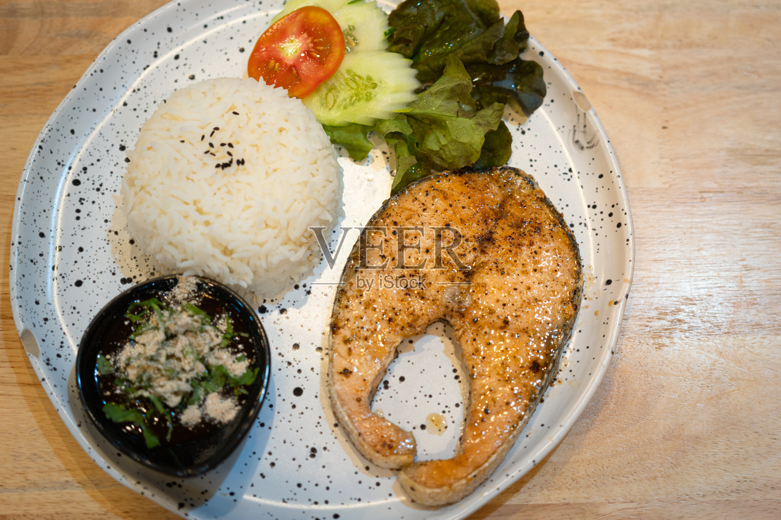 一大块烤鲑鱼排。照片摄影图片