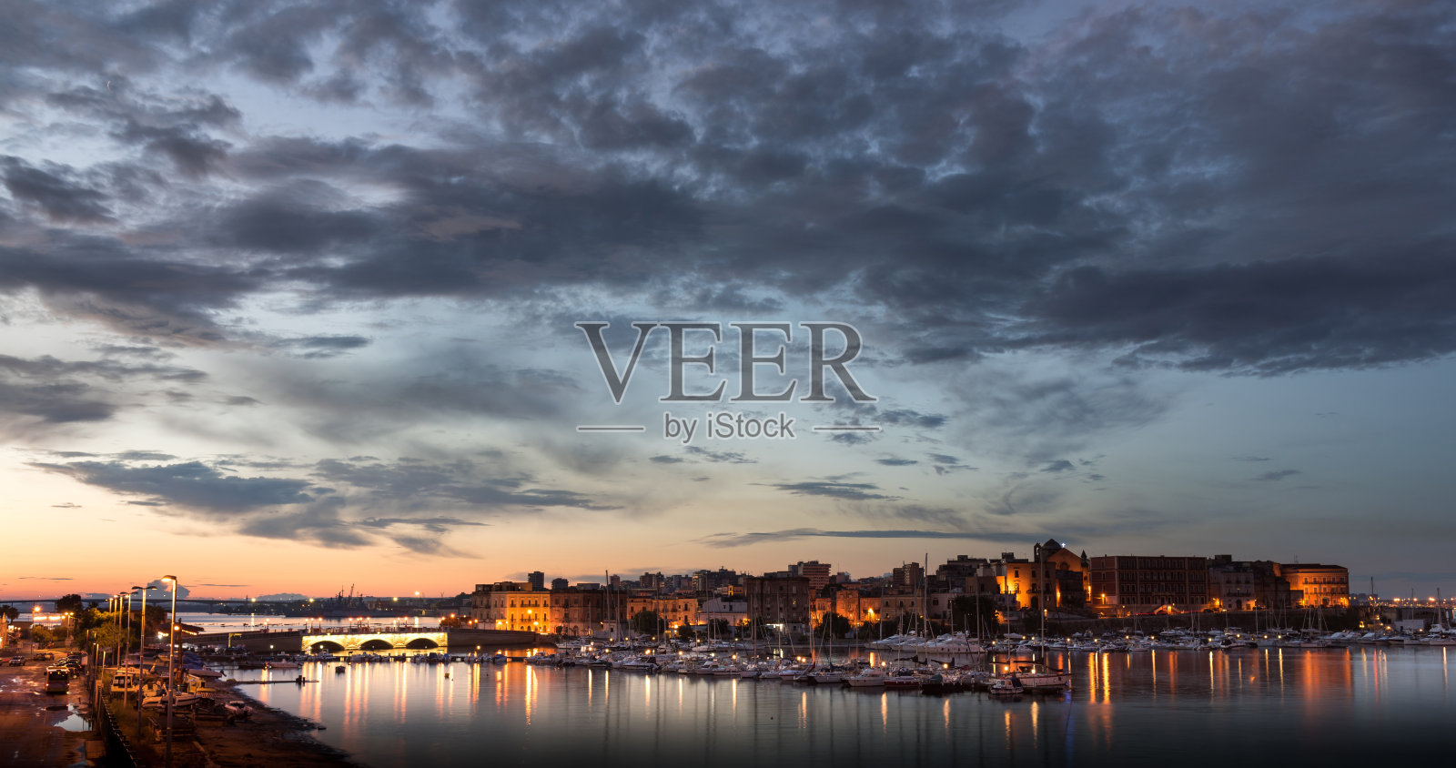 意大利塔兰托海港照片摄影图片