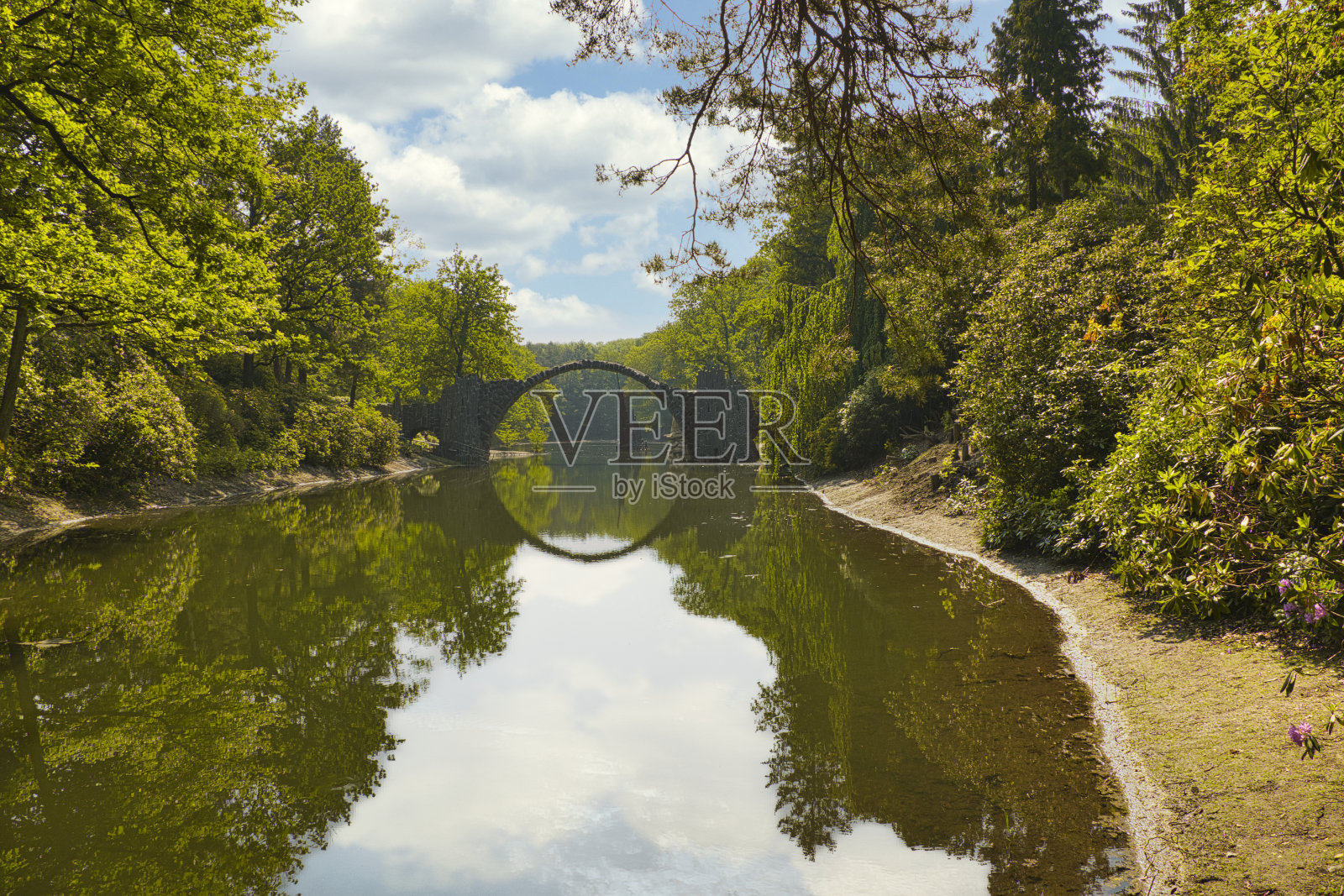 Kromlau杜鹃花公园里的Rakotz桥是一个独特的结构照片摄影图片