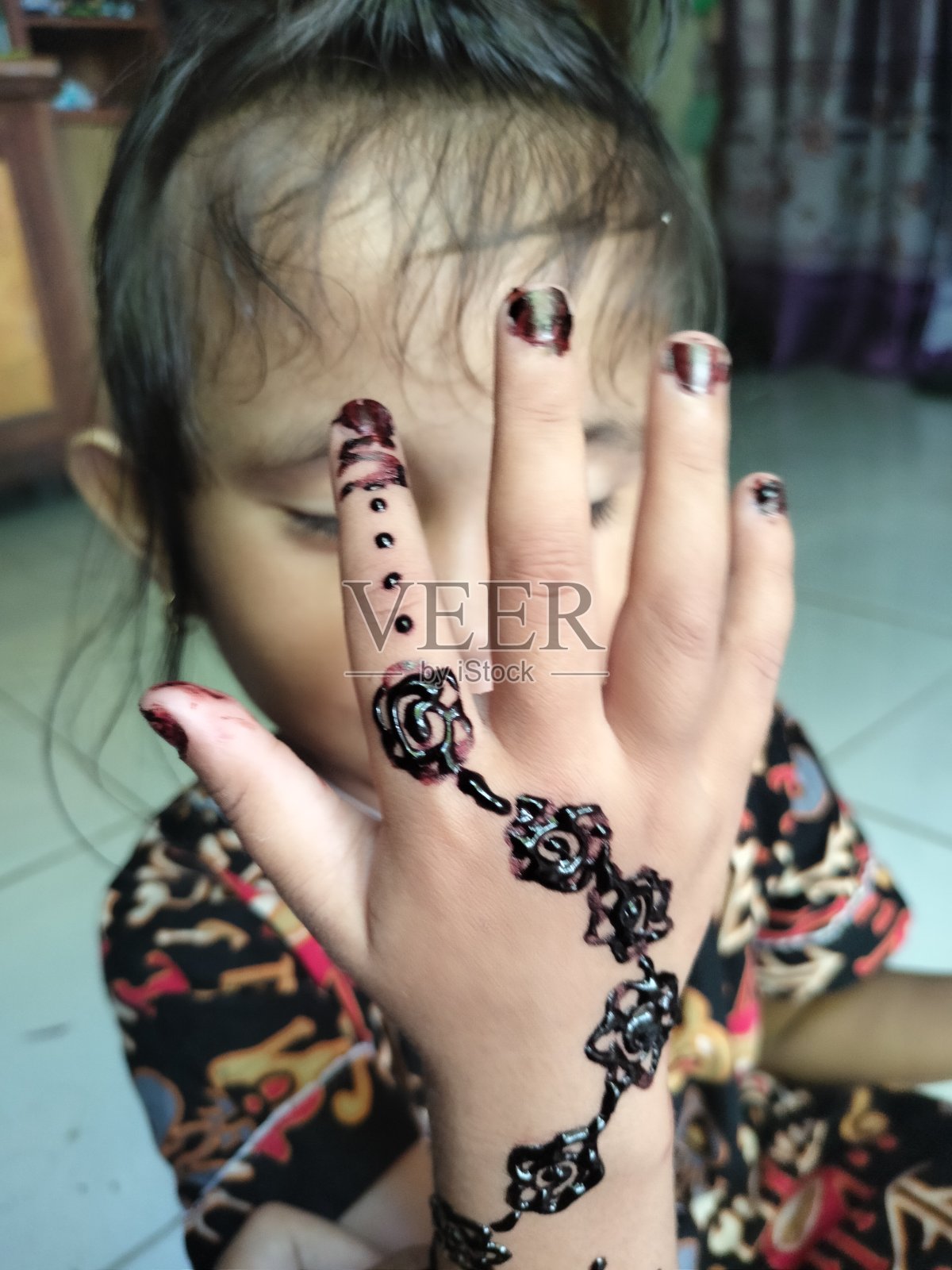 一个有希娜纹身的小女孩的手照片摄影图片