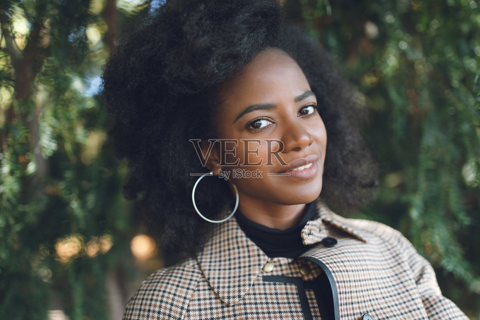 美丽的非洲裔美国妇女在春天或秋天的公园照片摄影图片