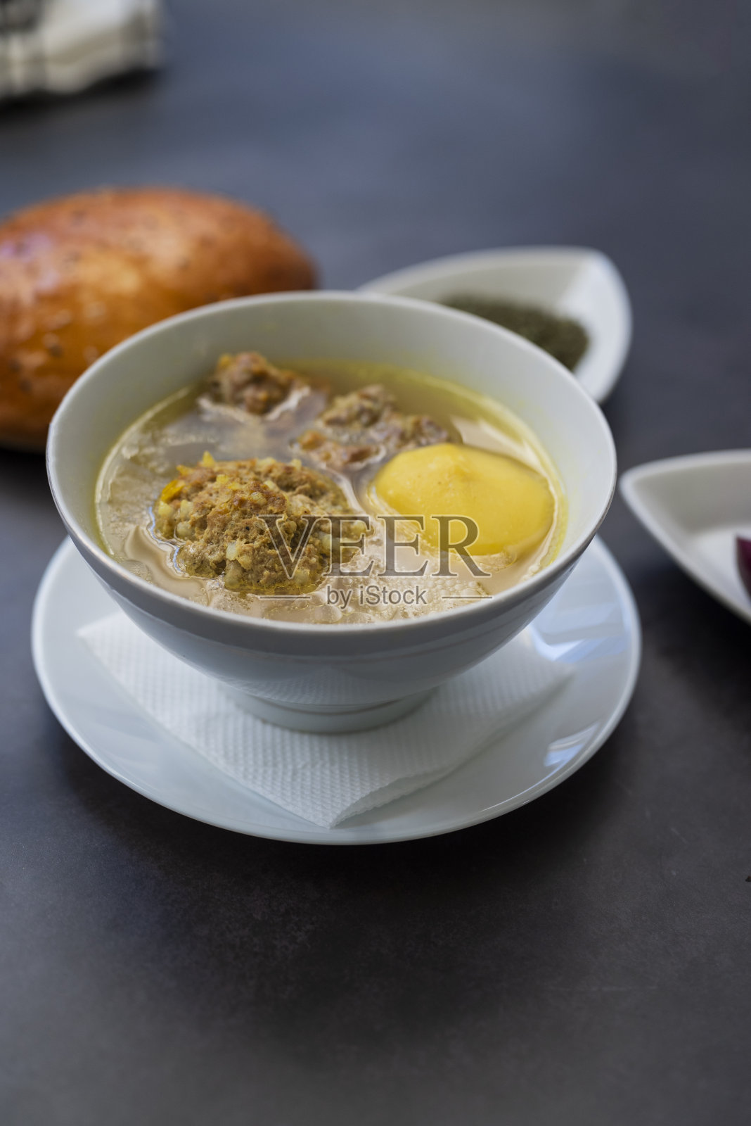 热阿塞拜疆菜炖肉汤和肉丸照片摄影图片