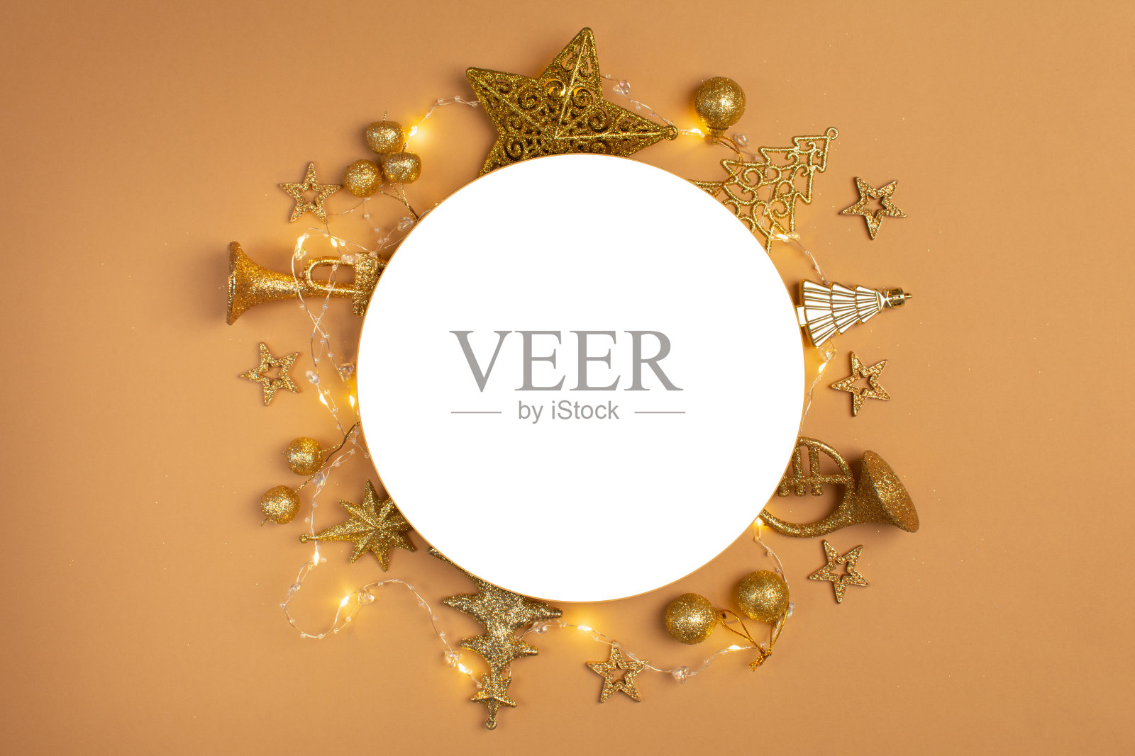圣诞背景与孤立的圆圈和金色的节日装饰照片摄影图片