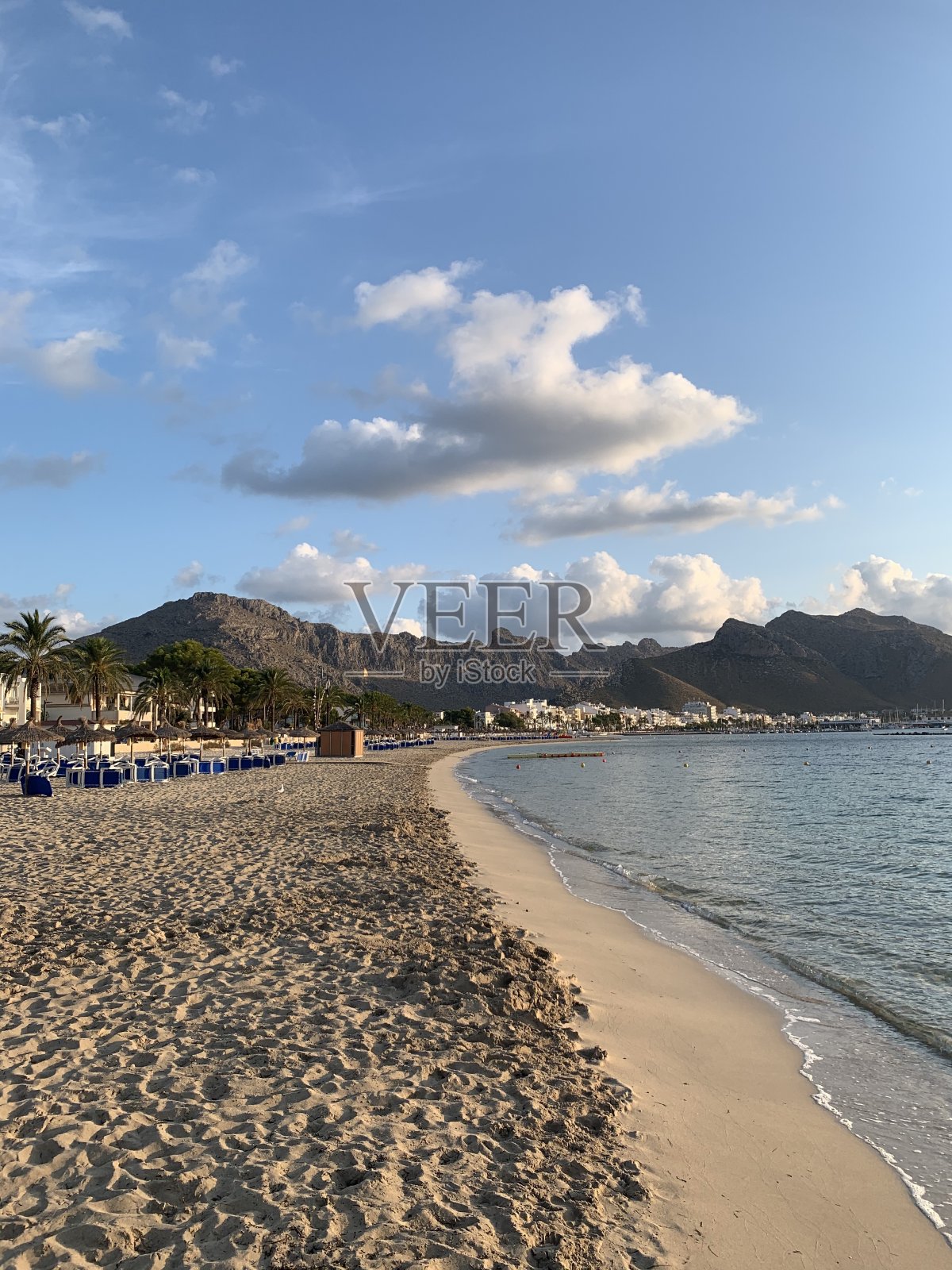 标题:Pollença港或波伦萨港,位于西班牙马略卡岛北部的一个小镇,位于Pollença湾的海滩上照片摄影图片