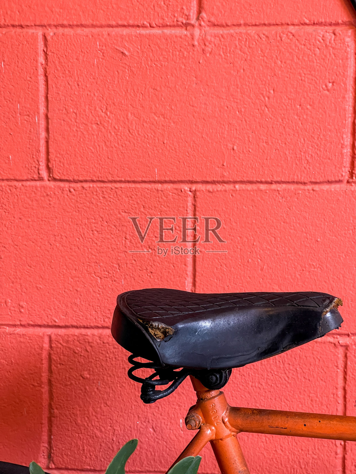 旧的自行车与破损的皮革悬挂座位照片摄影图片