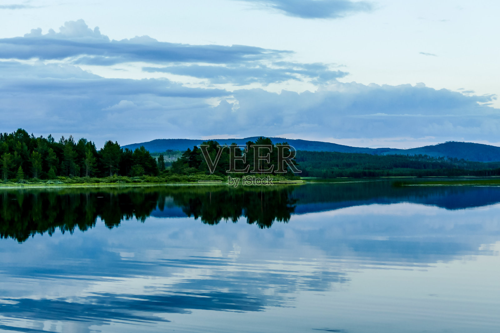 湖在森林深处,在挪威斯堪的纳维亚半岛的北欧照片摄影图片