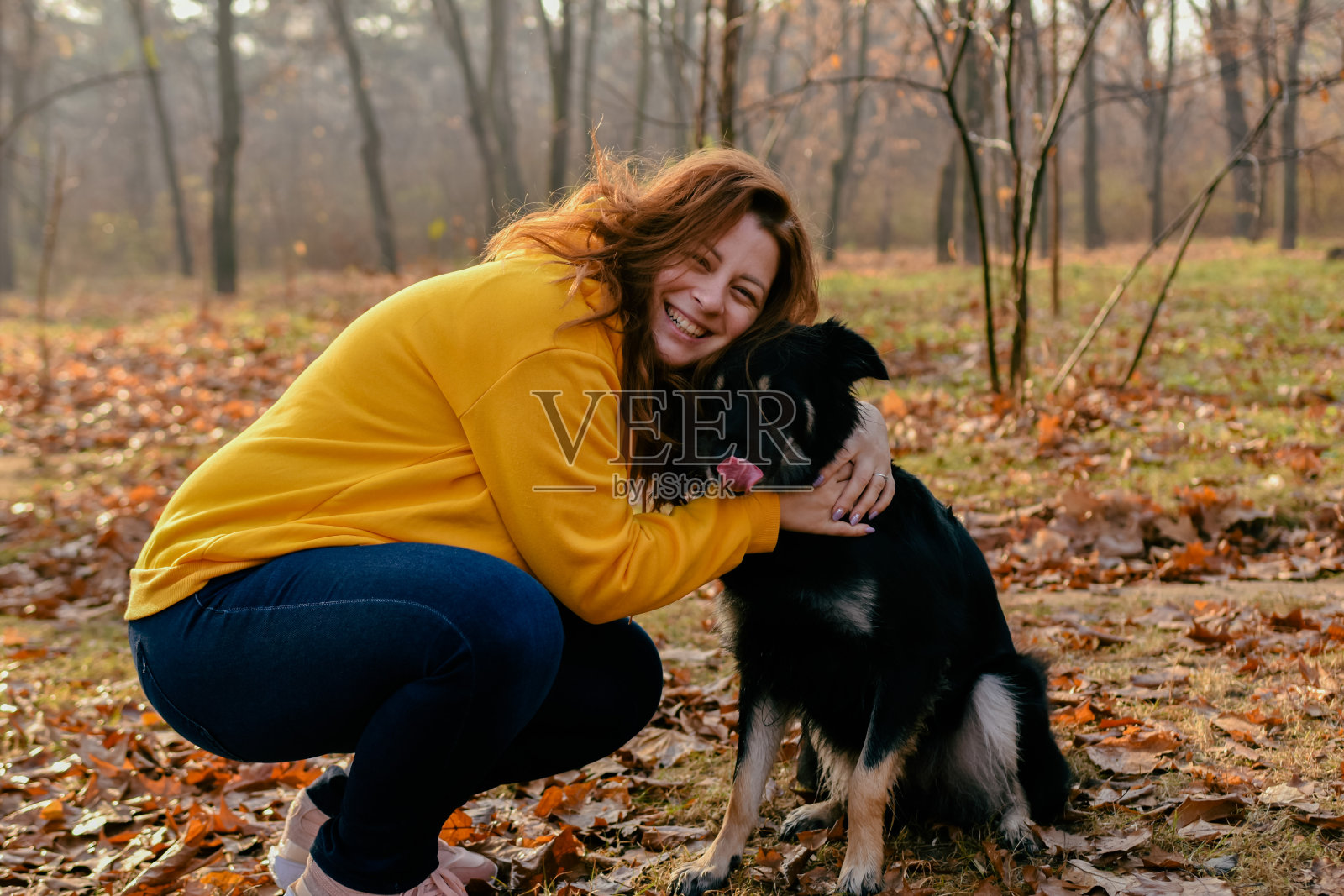 带黑狗的女人照片摄影图片