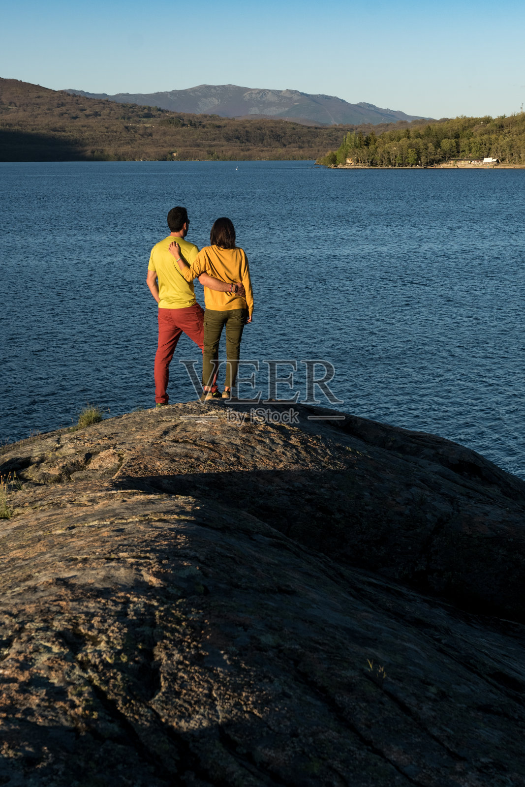 日落时分,萨纳布里亚湖上的一对情侣。萨莫拉,西班牙。照片摄影图片