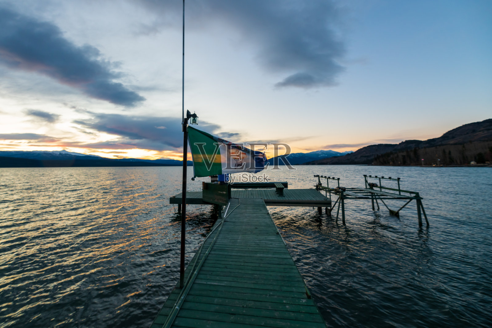 加拿大北部育空河美丽的湖岸。照片摄影图片