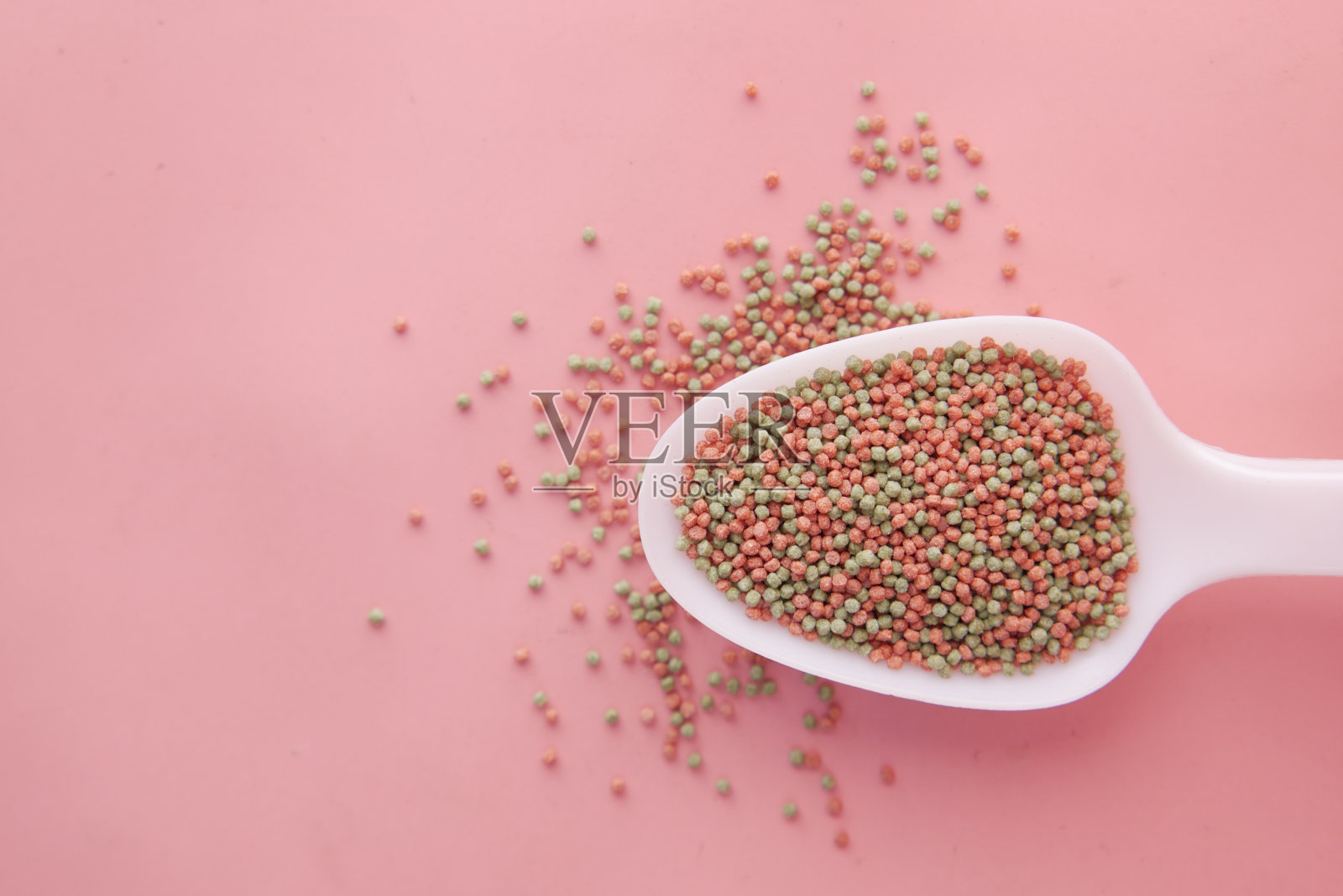 俯视图的宠物鱼食在一个勺子照片摄影图片