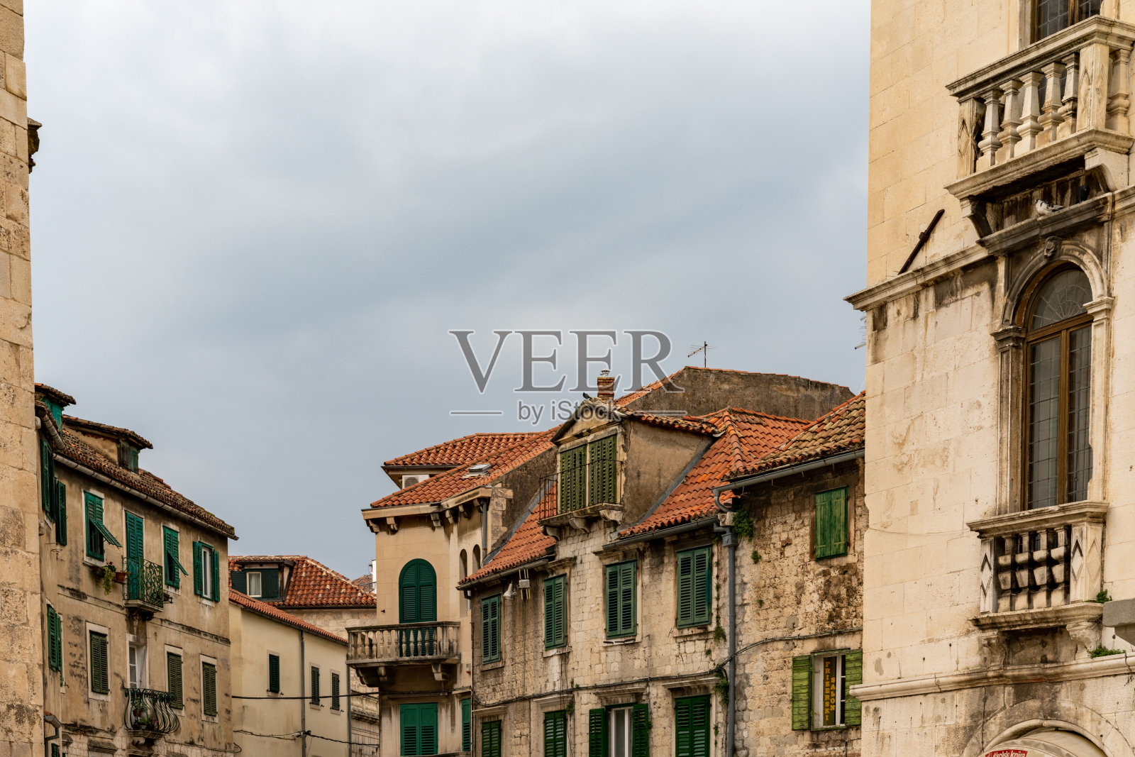位于斯普利特历史名城中心的古老建筑,有着阴暗的天空和复制空间照片摄影图片