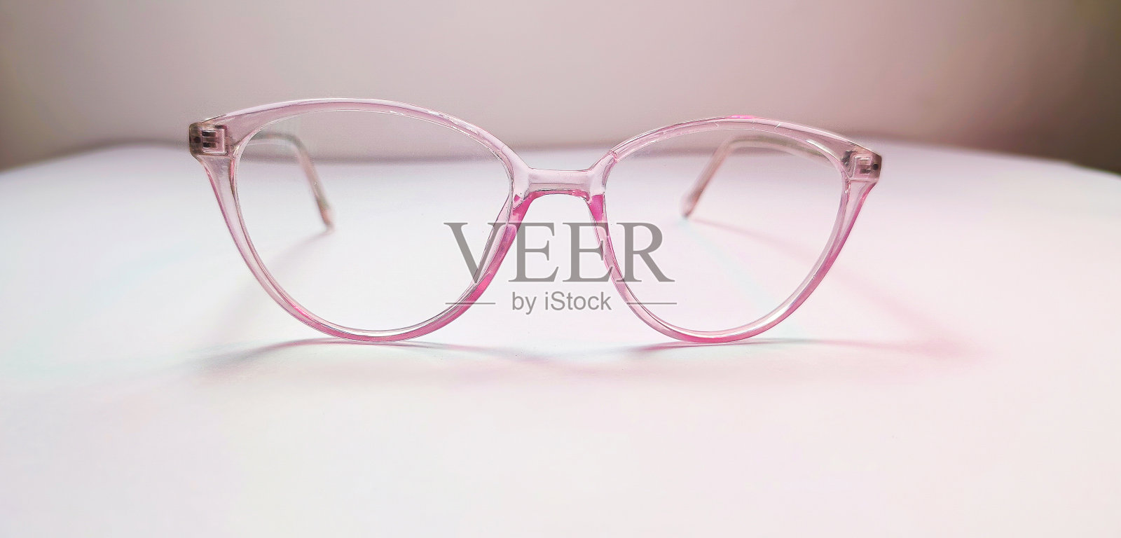 透明紫色镜框的眼镜。照片摄影图片