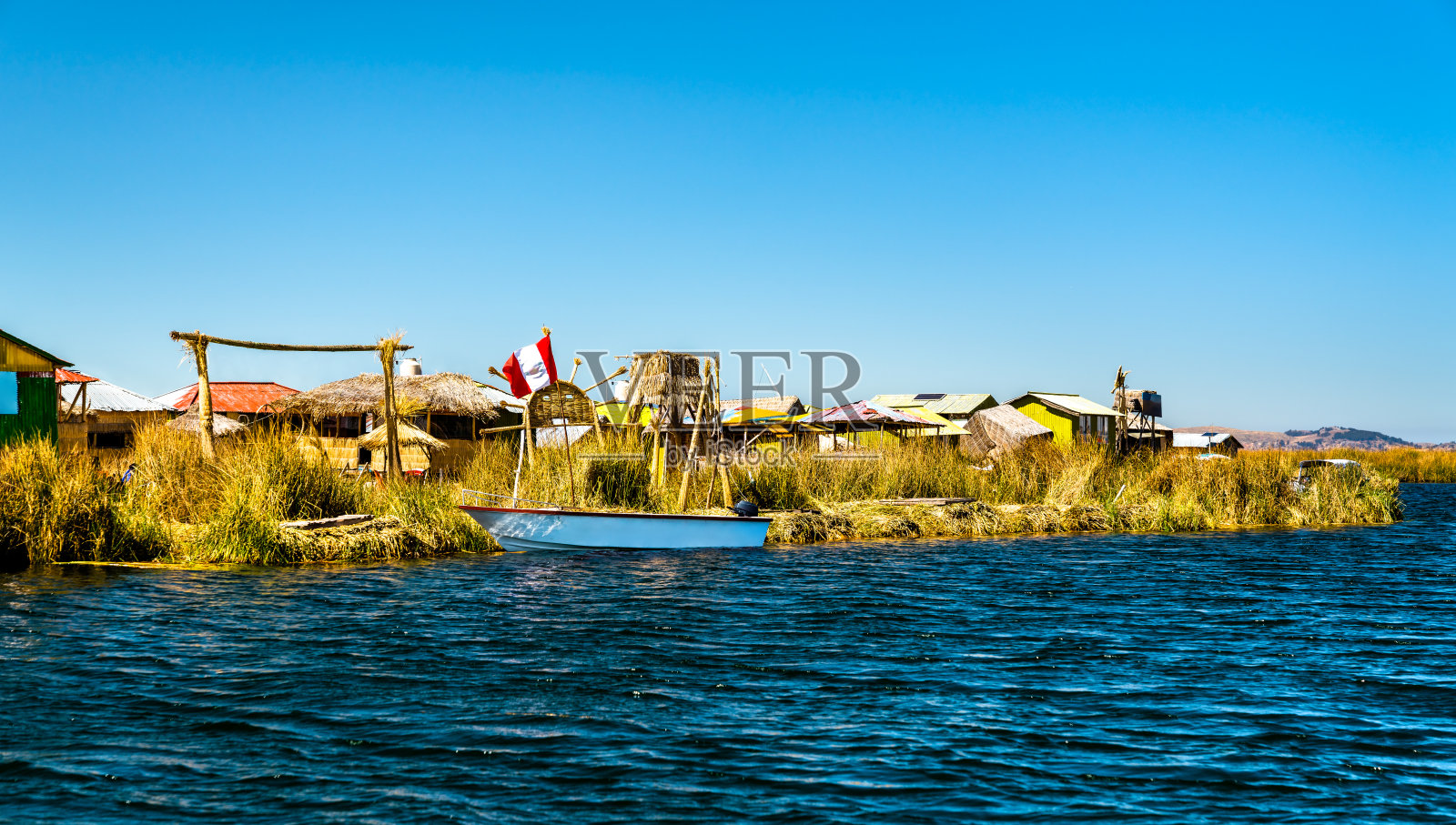 秘鲁的喀喀湖上的乌罗斯浮岛照片摄影图片