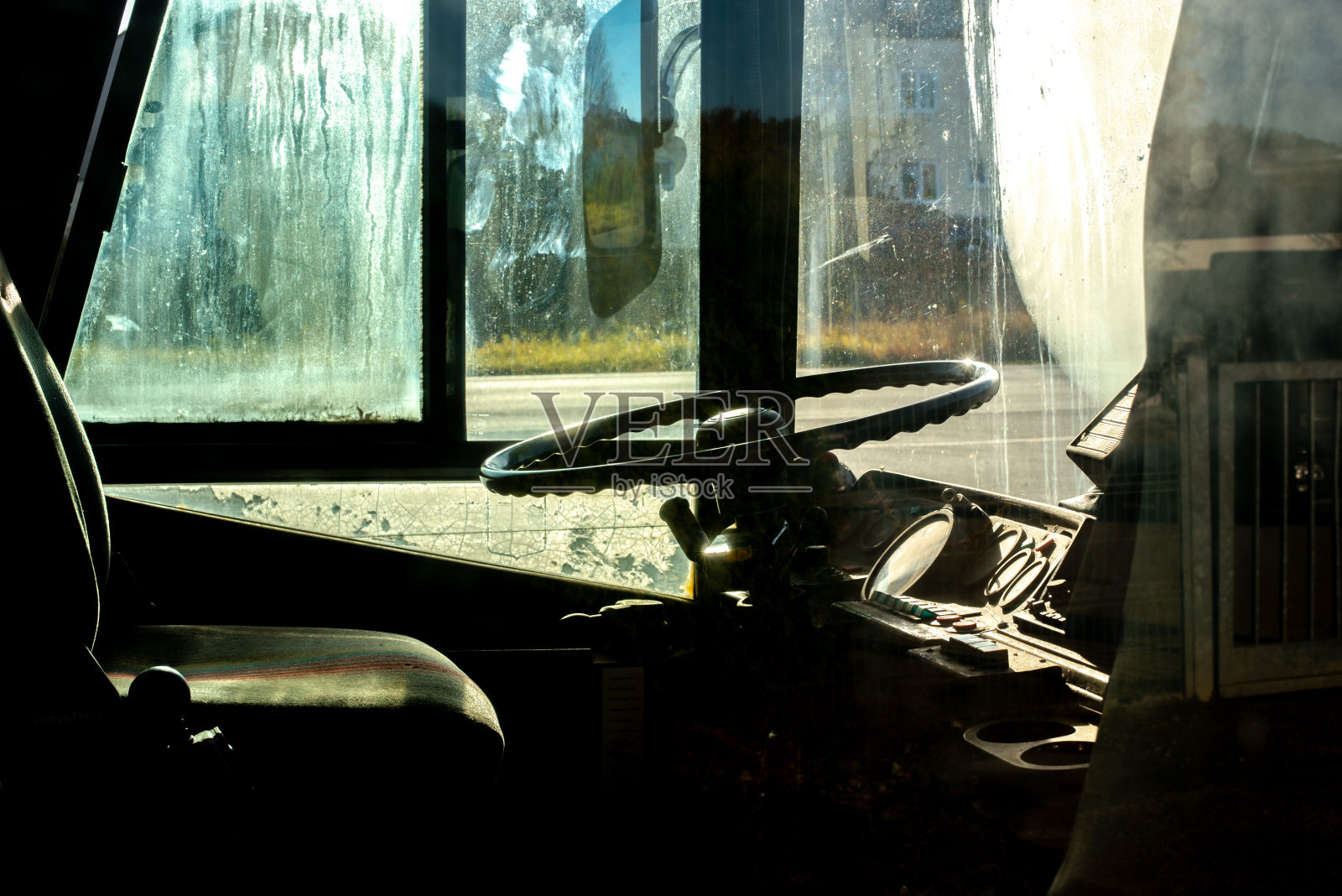 一辆旧旅游巴士的驾驶舱照片摄影图片