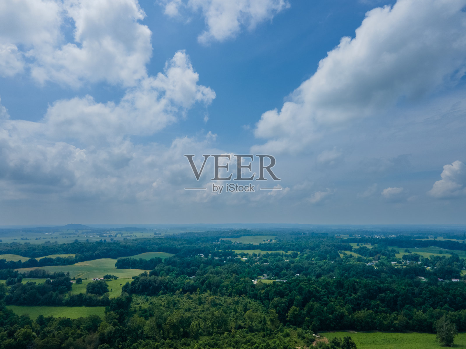 鸟瞰图在一个多云的日子农村农田照片摄影图片