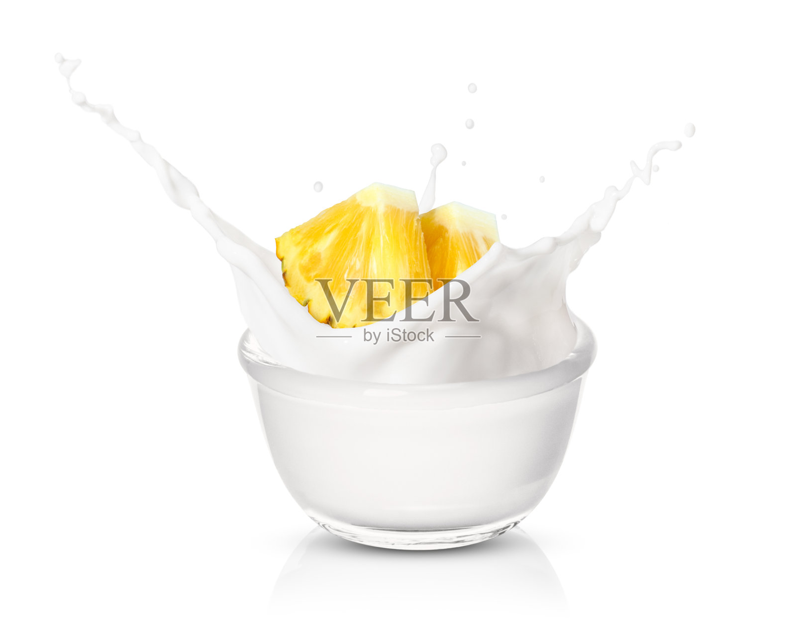 菠萝与酸奶或鲜奶油飞溅孤立在白色背景。照片摄影图片