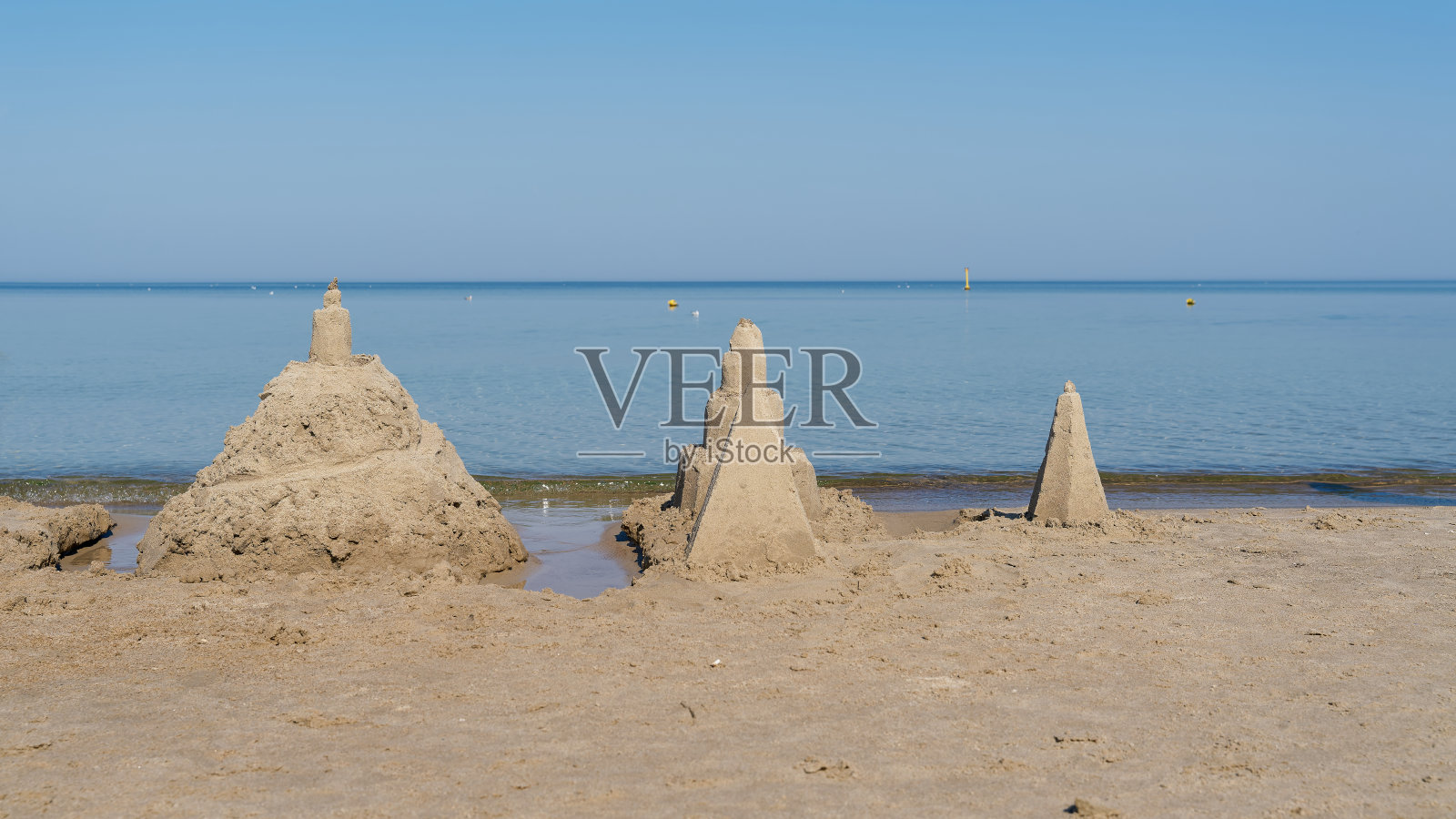 夏天波兰Kolobrzeg海滩上的沙堡照片摄影图片