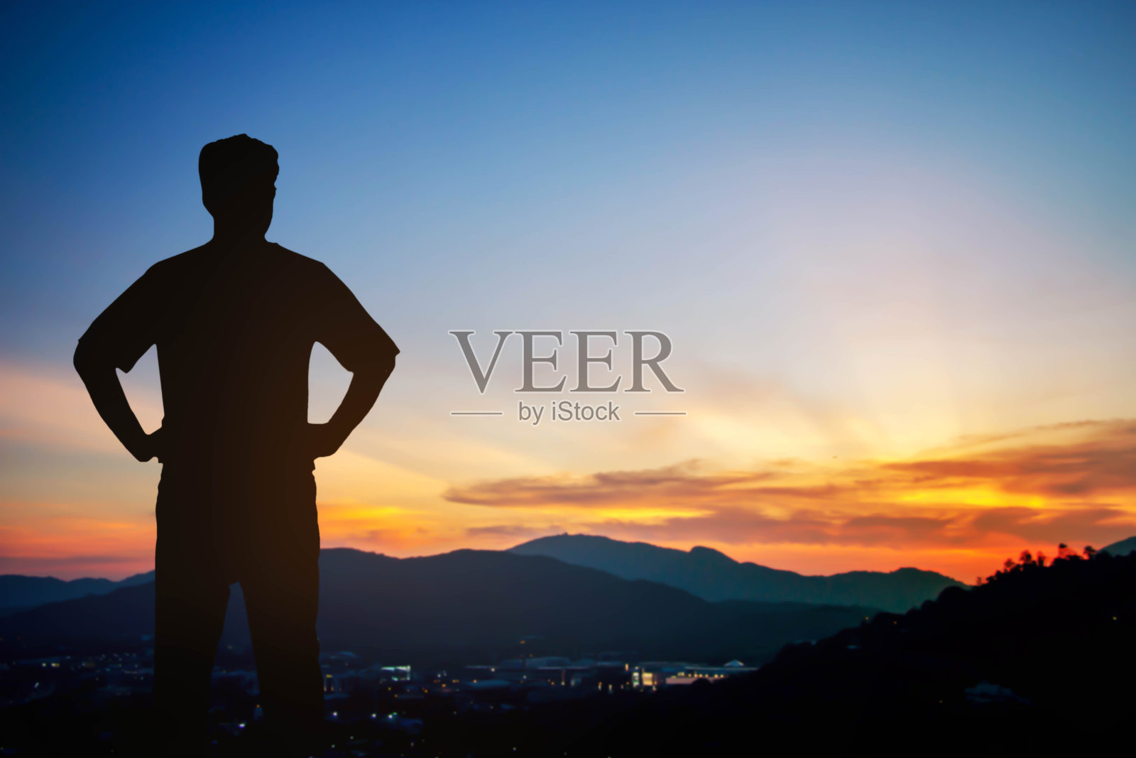 站在山上的剪影照片摄影图片