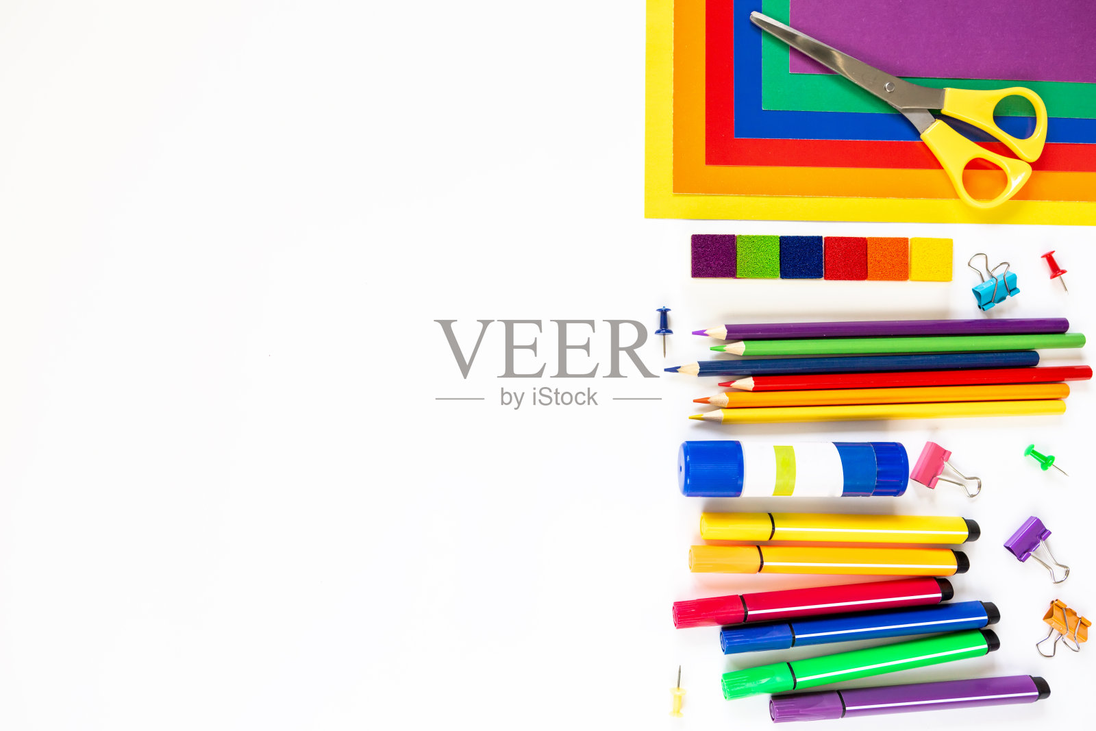 白色背景配学校文具。空间的文本。孩子的创意观念,回到学校。照片摄影图片