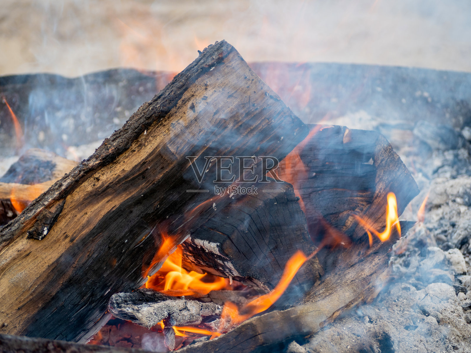一个美丽的篝火和燃烧的木头照片摄影图片