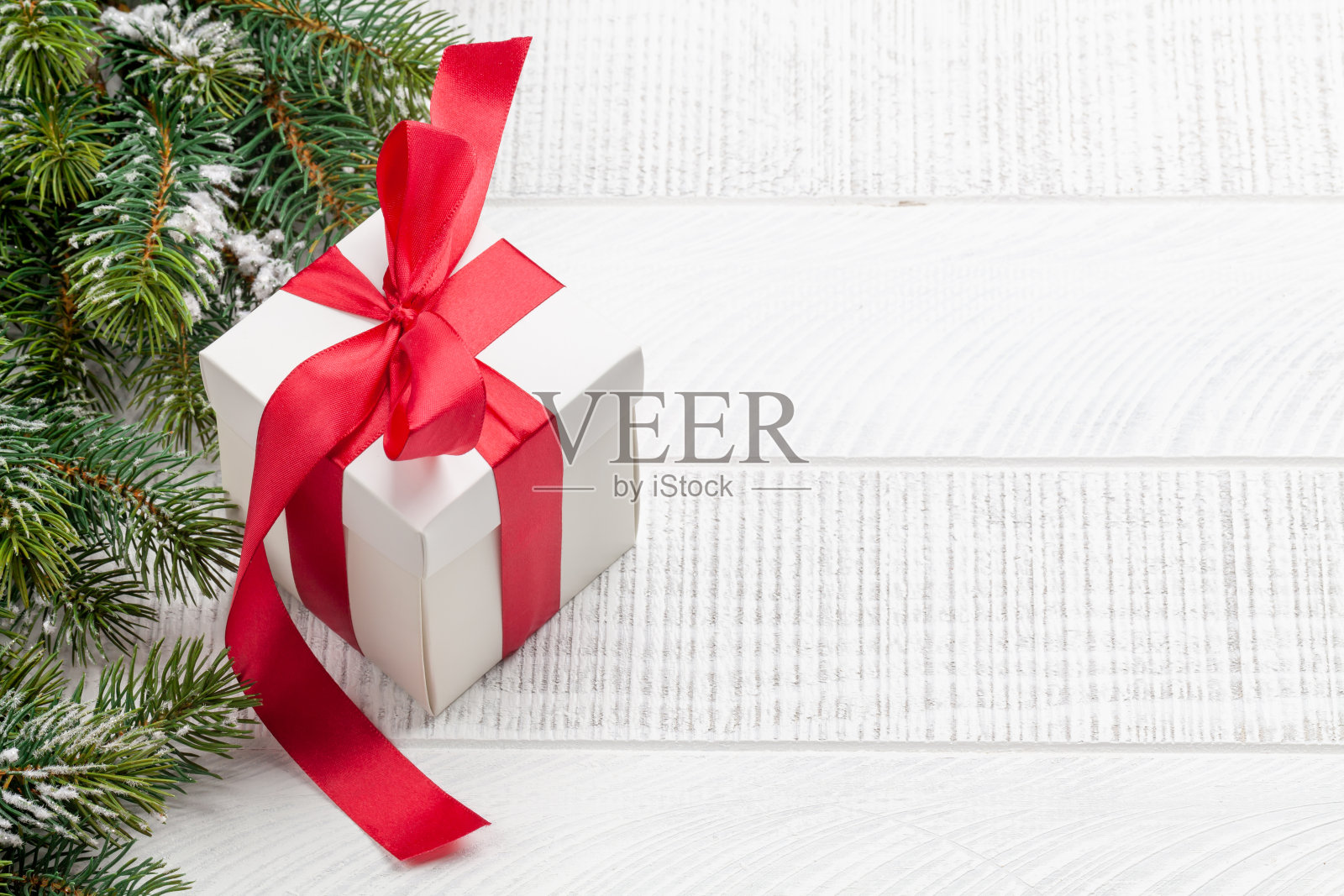 冷杉树和礼物在白色的木头照片摄影图片