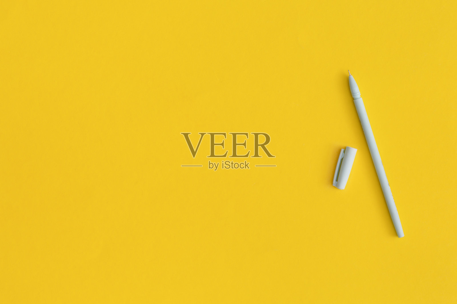 在黄色背景上有文字空间的笔照片摄影图片