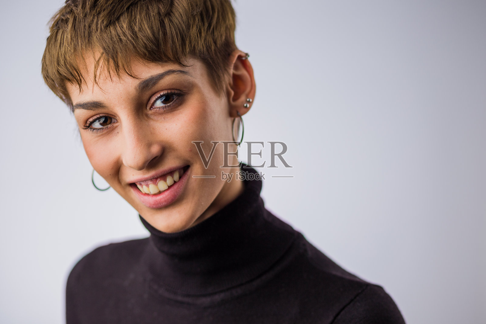 西班牙裔年轻漂亮的女人快乐的看着镜头。演员和舞者的大头照照片摄影图片