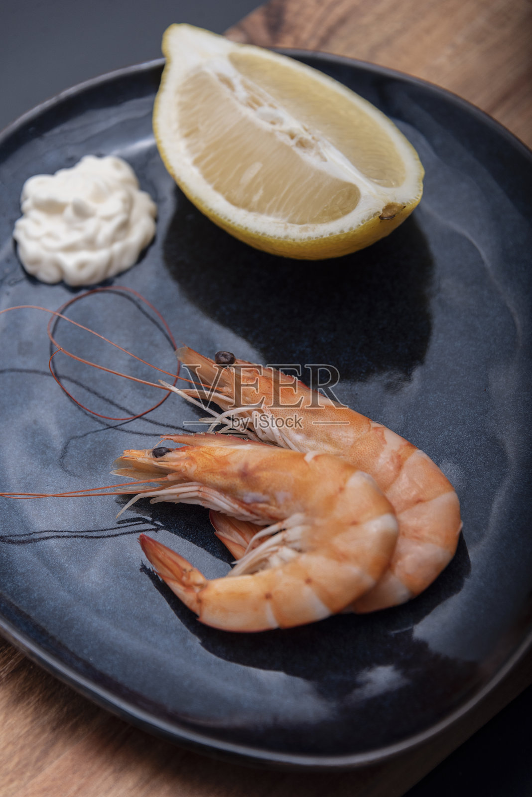 鲜迷迭香柠檬烤虾尾。照片摄影图片