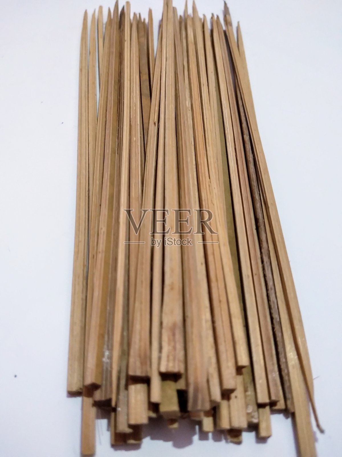 竹签是用旧竹签做成的,形状又小又长照片摄影图片