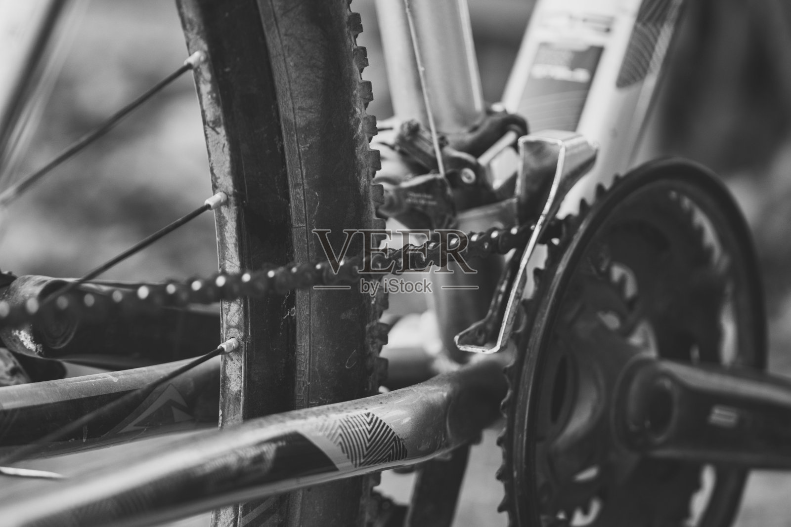自行车元素的特写镜头。运动自行车的各个部分都在焦点上。汽车零件上全是灰尘照片摄影图片