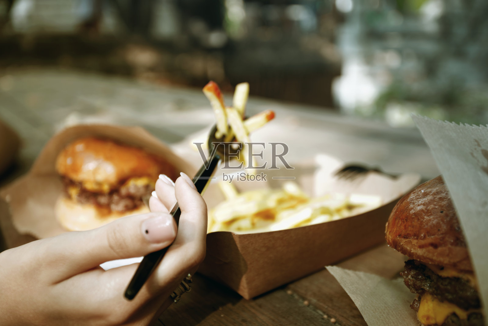 女人吃快餐照片摄影图片