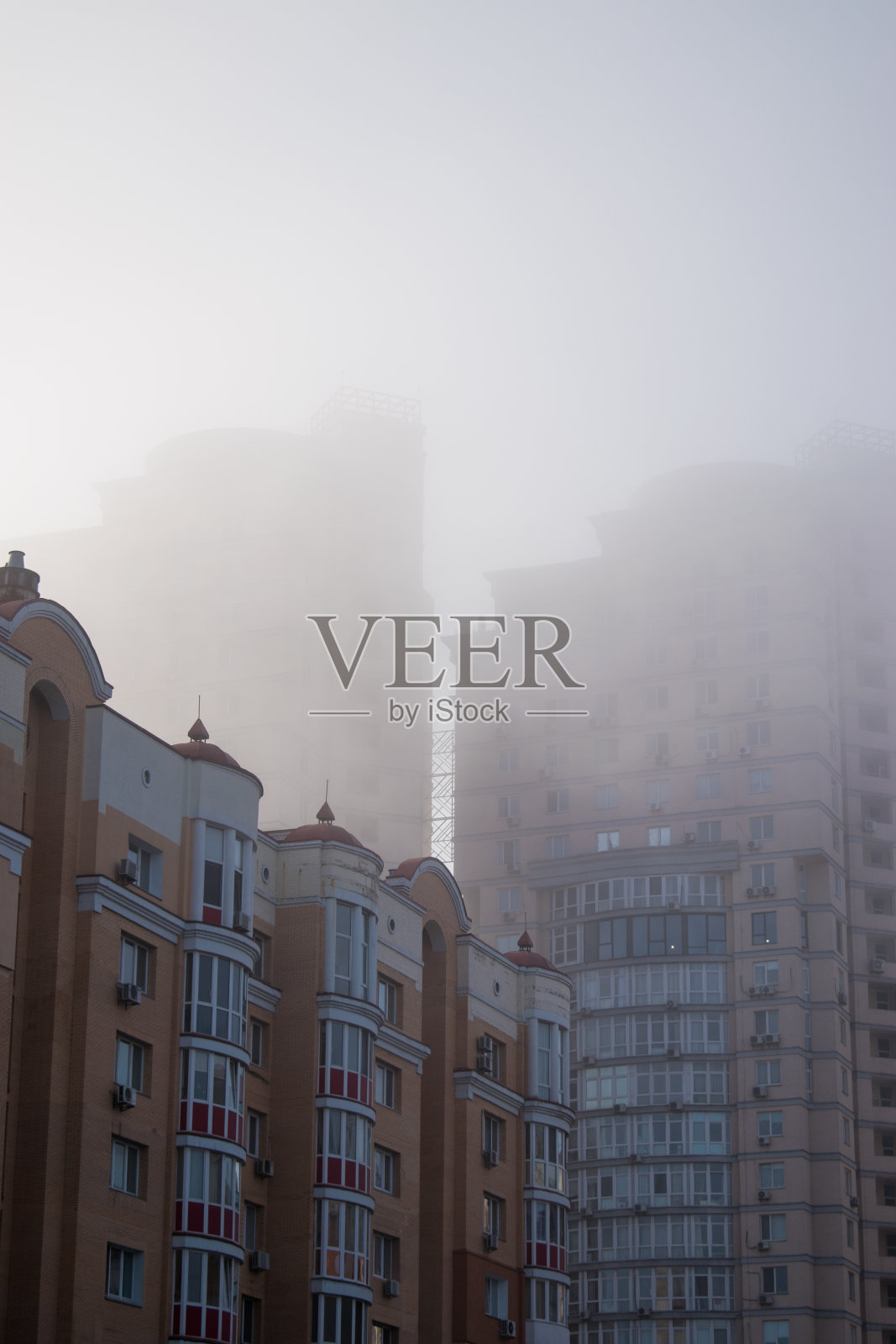 2021年11月,基辅,雾中的Obolonskaya河堤照片摄影图片