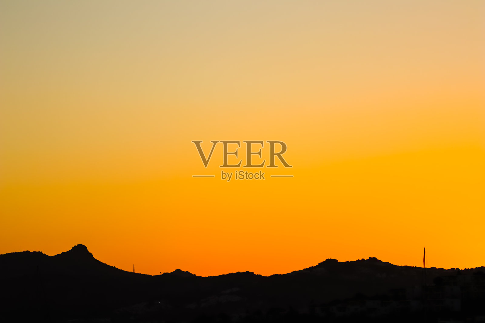 背景来自美丽多彩的日落与山脉的剪影照片摄影图片