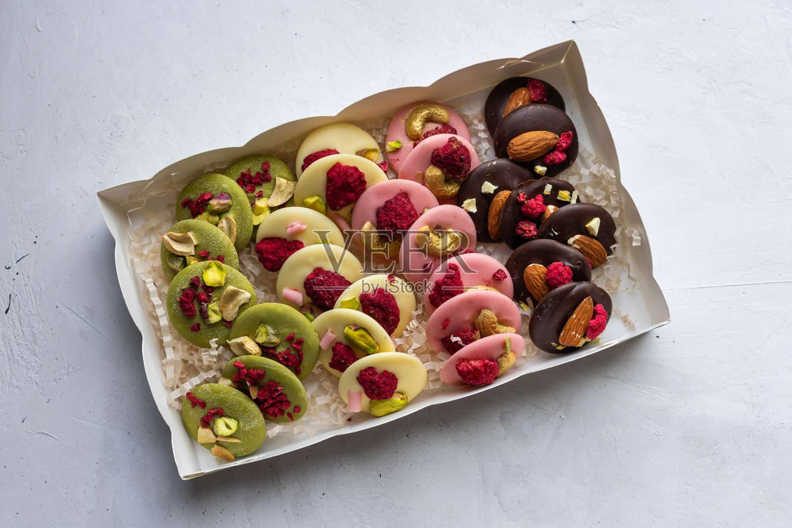 盒子里装着各种手工制作的中位数照片摄影图片