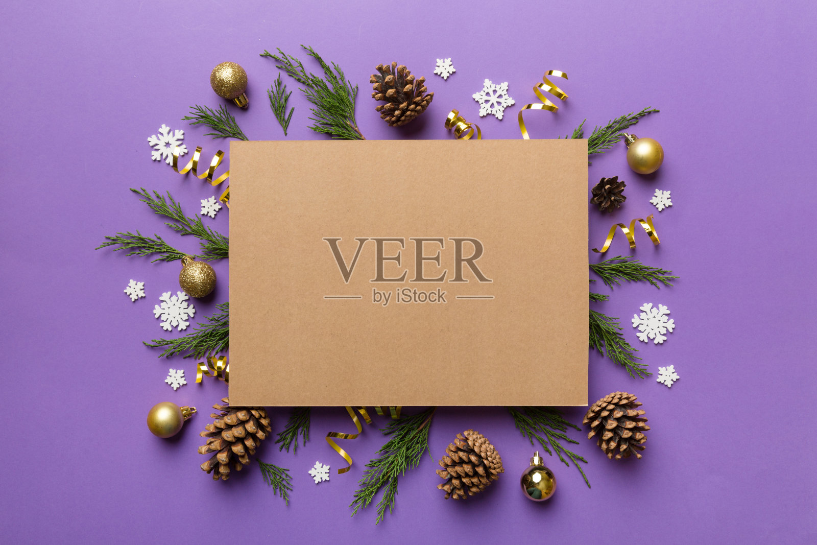 平铺圣诞构图。方形纸空白,松树树枝,圣诞装饰上彩色的背景。俯视图,为文本复制空间照片摄影图片