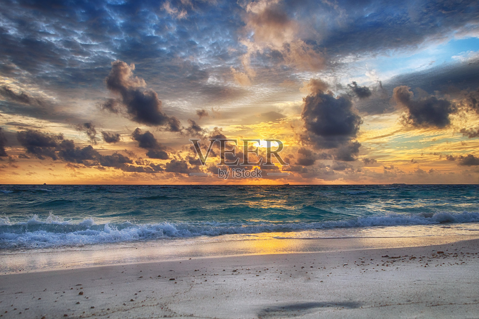 海边美丽的日落。照片摄影图片