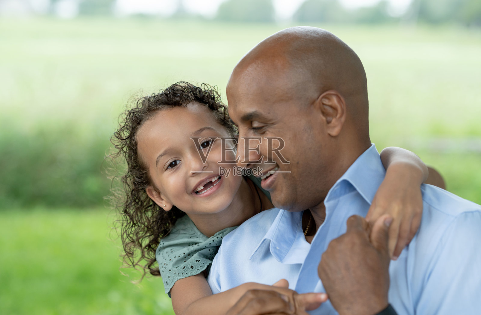 笑着和爸爸照片摄影图片