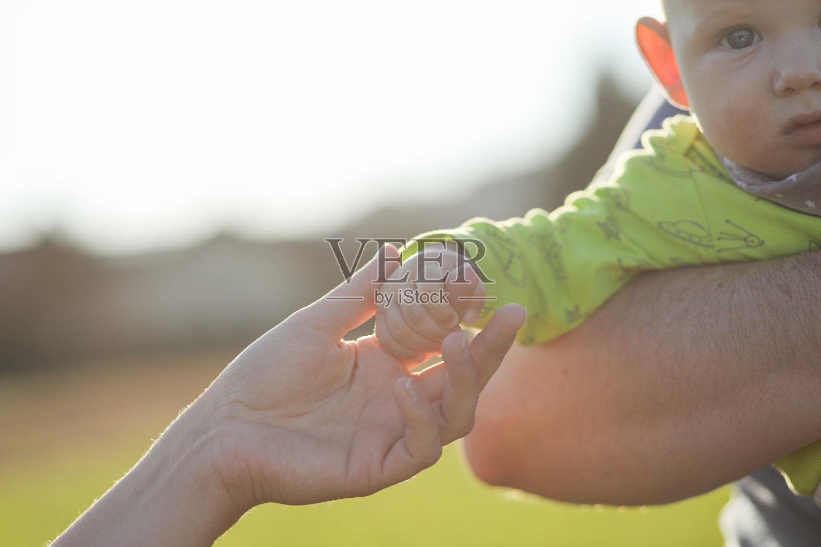 母亲和孩子的手照片摄影图片