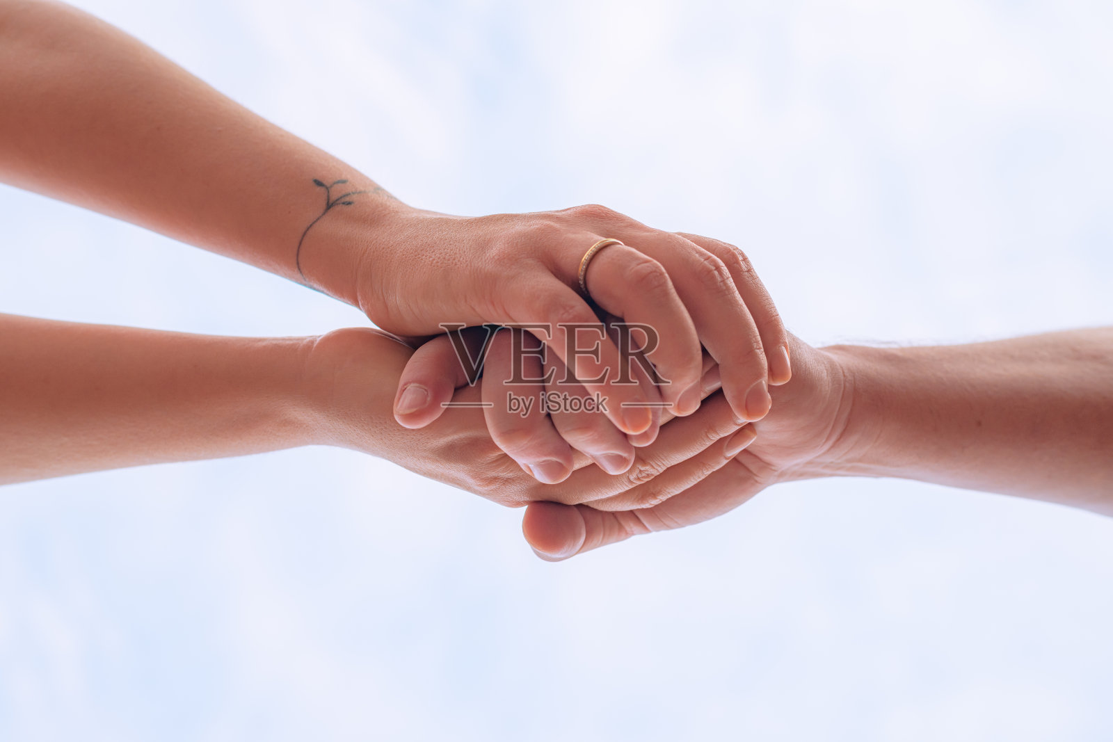 手从下往上握住视野。照片摄影图片